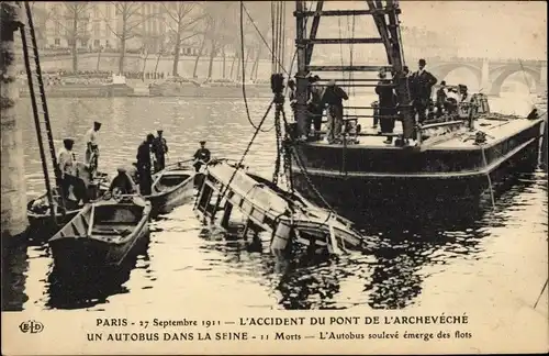 Ak Paris IV., L'Accident du Pont de l'Archeveche 1911, un Autobus dans la Seine