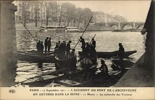 Ak Paris, L'accident du Pont de l'Archeveche, Omnibus automobile tombe dans la Seine 1911