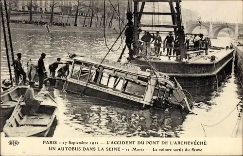 Ak Paris V, Pont de l'Archeveche, Autobus in Seine gestürzt, Verkehrsunfall, 1911