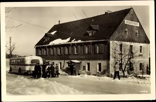 Ak Zinnwald Georgenfeld Altenberg im Erzgebirge, Grenzsteinhof im Winter, Bus