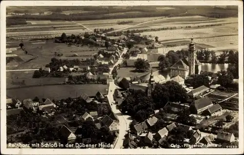 Ak Reinharz Bad Schmiedeberg in der Dübener Heide, Fliegeraufnahme vom Ort mit Schloss