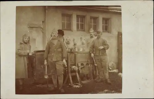 Foto Ak Soldaten in Uniformen, Kriegsgefangene ?, Kochstelle