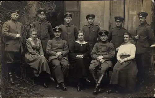 Foto Ak Deutsche Soldaten in Uniformen mit drei Frauen