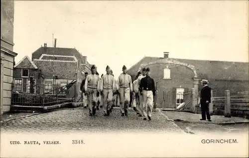 Ak Gorinchem Südholland Niederlande, niederländische Soldaten, Kompanie auf dem Marsch