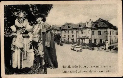 Ak Prostějov Proßnitz Region Olmütz, Stadtansicht, Ehepaar in tscheschicher Tracht