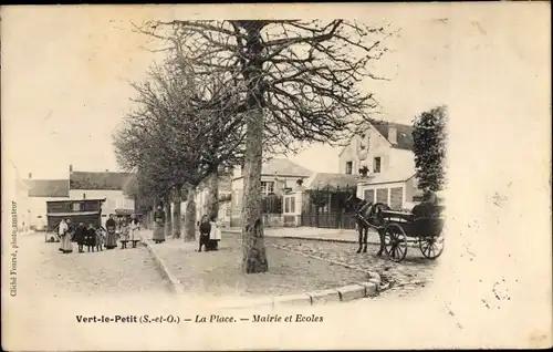 Ak Vert le Petit Essonne, La Place, Mairie et Ecoles