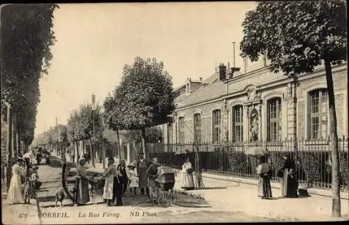 Ak Corbeil Essonne, Rue Féray, promeneurs