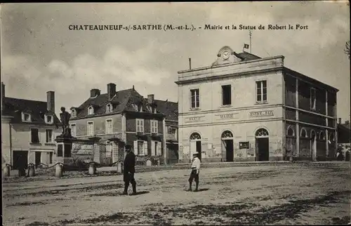 Ak Chateauneuf sur Sarthe Maine-et-Loire, Mairie et la Statue de Robert le Fort
