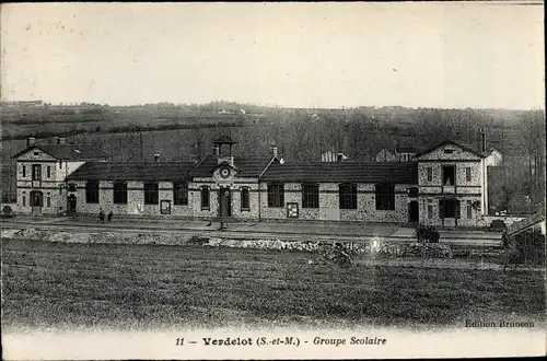 Ak Verdelot Seine et Marne, Groupe Scolaire, vue générale