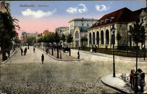 Ak Katowice Kattowitz Oberschlesien, Bahnhof, Straßenpartie