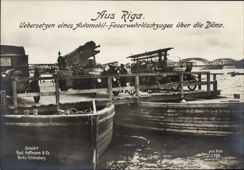 Ak Riga Lettland, Übersetzen eines Automobil-Feuerlöschzuges über die Düna, I WK