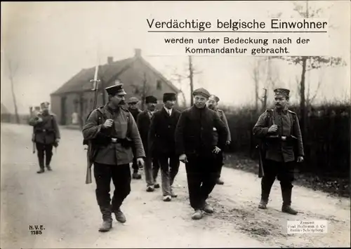 Ak Verdächtige belgische Einwohner, Deutsche Soldaten in Uniformen, I WK