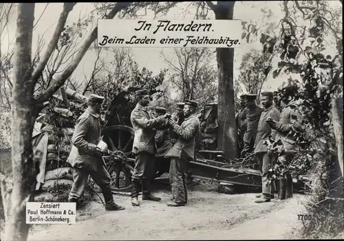 Ak Flandern, Deutsche Soldaten in Uniformen, Laden einer Feldhaubitze, I WK