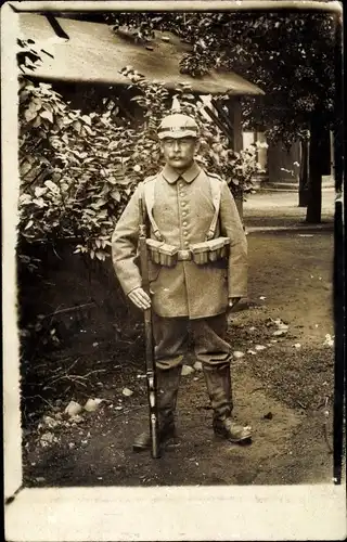 Foto Ak Deutscher Soldat in Uniform, Standportrait, Pickelhaube, Gewehr