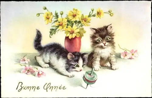 Ak Glückwunsch Neujahr, Zwei junge Katzen, Kreisel, Blumen, Blumenvase