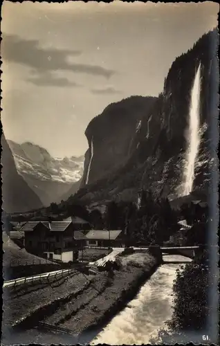 Ak Lauterbrunnen Kanton Bern, Teilansicht, Staubbach Wasserfall