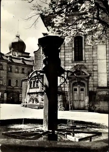 Ak Greiz im Vogtland, Unteres Schloss, Röhrenbrunnen