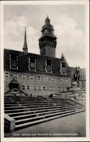 Ak Zeitz im Burgenlandkreis, Rathaus und Denkmal der Widerstandskämpfer