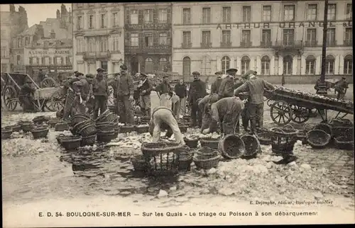 Ak Boulogne sur Mer Pas de Calais, Hafen, Fischer mit ihrem Fang