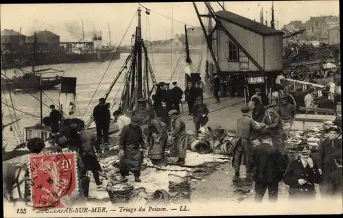 Ak Boulogne sur Mer Pas de Calais, Hafen, Fischer mit Fang