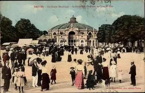 Ak Troyes Aube, Le Cirque Municipal, Le Boulevard Gambetta un jour de Fete