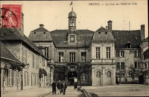 Ak Troyes Aube, La Cour de l'Hotel de Ville