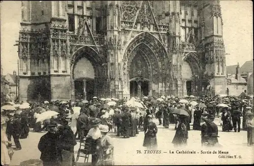Ak Troyes Aube, La Cathedrale, Sortie de Messe