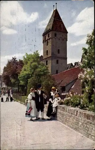 Ak Ulm an der Donau Baden Württemberg, Metzgerturm mit Stadtmauer, historische Kostüme