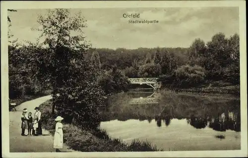 Ak Krefeld am Niederrhein, Stadtwaldpartie, Wasserpartie, Ufer, Brücke, Kinder