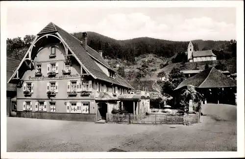 Ak Forbach im Schwarzwald, Gasthof Pension Zum Goldenen Hirsch, Außenansicht, Kirche