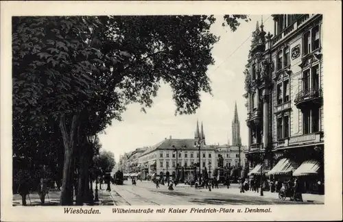 Ak Wiesbaden, Wilhelmstraße mit Kaiser Friedrich Platz und Denkmal