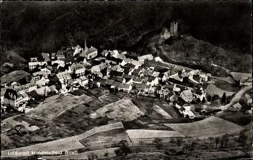 Ak Manderscheid in der Eifel, Fliegeraufnahme vom Ort