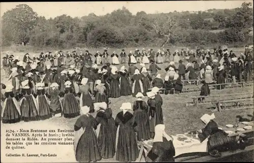 Ak Vannes Morbihan, Nach dem Fest tanzen die Gäste den Ridee