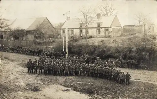 Foto Ak Deutsche Soldaten in Uniformen, Pferdegespanne