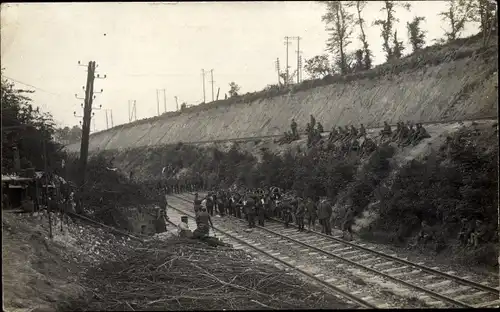 Foto Ak Deutsche Soldaten in Uniformen, Bahnschienen, I WK