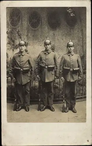 Foto Ak Deutsche Soldaten in Uniform, Pickelhaube, Ausrüstung, Gewehr