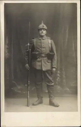 Foto Ak Deutscher Soldat in Uniform, Pickelhaube, Bajonett, Ausrüstung, Standportrait