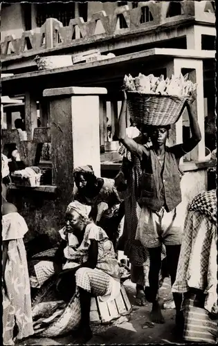Ak Dakar Senegal, ein Träger auf dem Sandaga-Markt