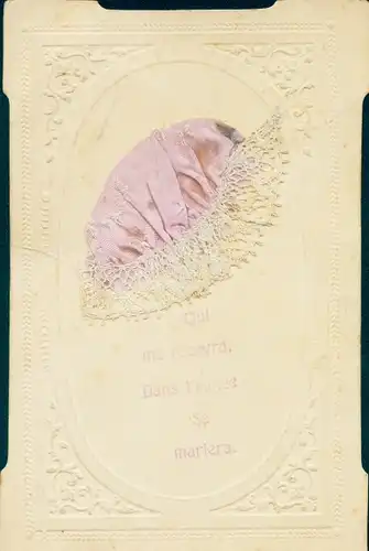 Präge Stoff Ak Mütze mit Blumen verziert