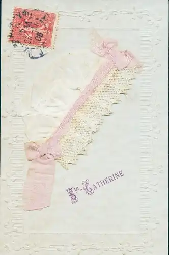 Präge Stoff Ak Mütze mit Schleife verziert, Sainte Catherine