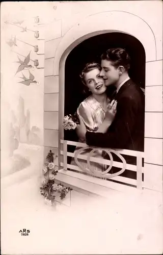 Ak Liebespaar am Fenster, Schwalben, Rosen