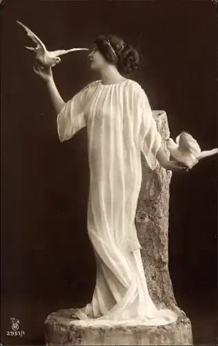 Ak Frau und zwei Tauben, Portrait, Weißes Kleid