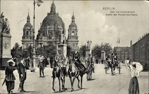 Ak Berlin Mitte, Dom, Schlossbrücke, Ausritt Kronprinz Wilhelm von Preußen, Kronprinzessin Cecilie