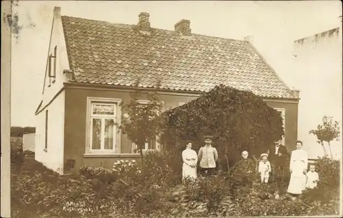 Foto Ak Rüstringen Wilhelmshaven in Niedersachsen, Familie vor einem Wohnaus, Soldat