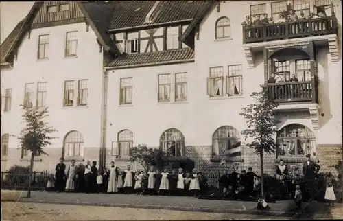 Foto Ak Bant Wilhelmshaven in Niedersachsen, Kinder, Personen vor einem Wohnhaus