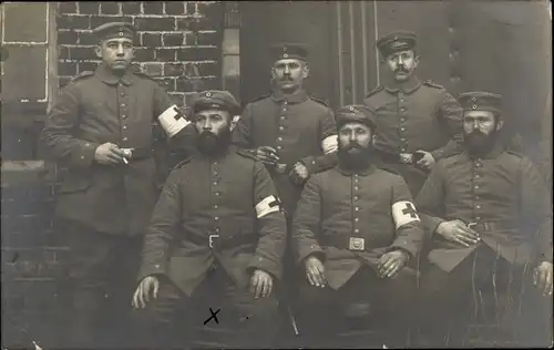 Foto Ak Deutsche Soldaten in Uniformen, Sanitäter, I WK
