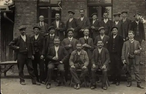 Foto Ak Göttingen in Niedersachsen, Männer vor einem Haus, Gruppenaufnahme