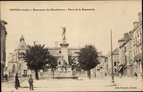 Ak Troyes Aube, Monument des Bienfaiteurs, Place de la Bonneterie