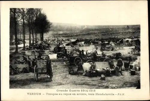 Ak Verdun Lothringen Maas, Truppen ruhen im Rücken, in Richtung Haudainville, Erster Weltkrieg