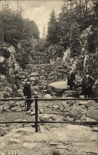 Ak Berlin Kreuzberg, Oberer Wasserfall mit Denkmal im Victoria-Park